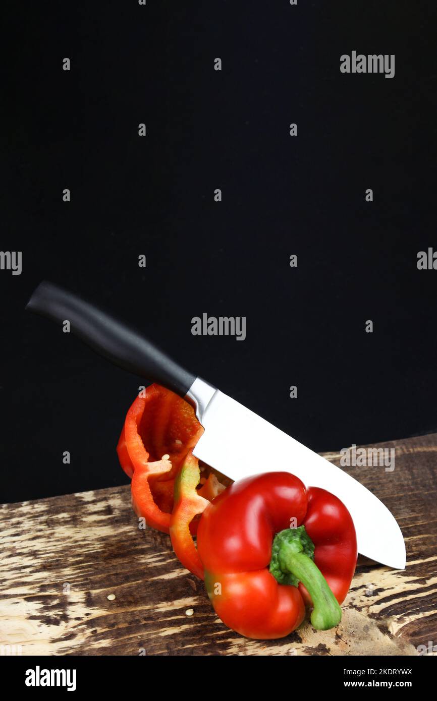 Pfeffern. Salatzubereitung Lebensmittelzubereitung Konzept gehackte Pfeffer und Messer Stockfoto