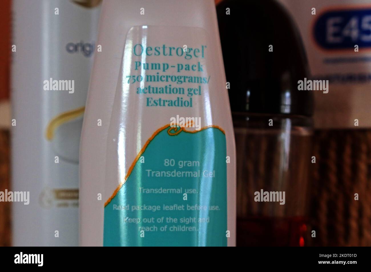 Oestrogel Pump-Pack transdermales HRT-Gel auf einem Nachttisch für Frauen in der Menopause Stockfoto