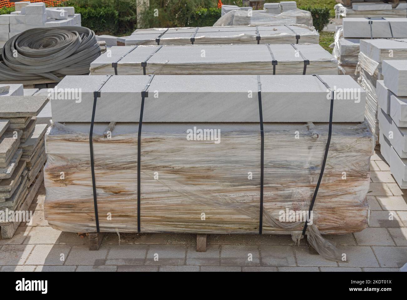 Block aus großem weißem Marmorstein auf der Baustelle der Palette Stockfoto