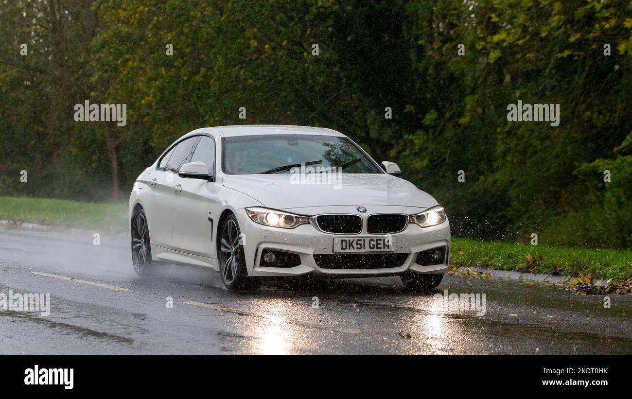2016 BMW 420 Auto fährt im Regen auf nasser Straße Stockfoto