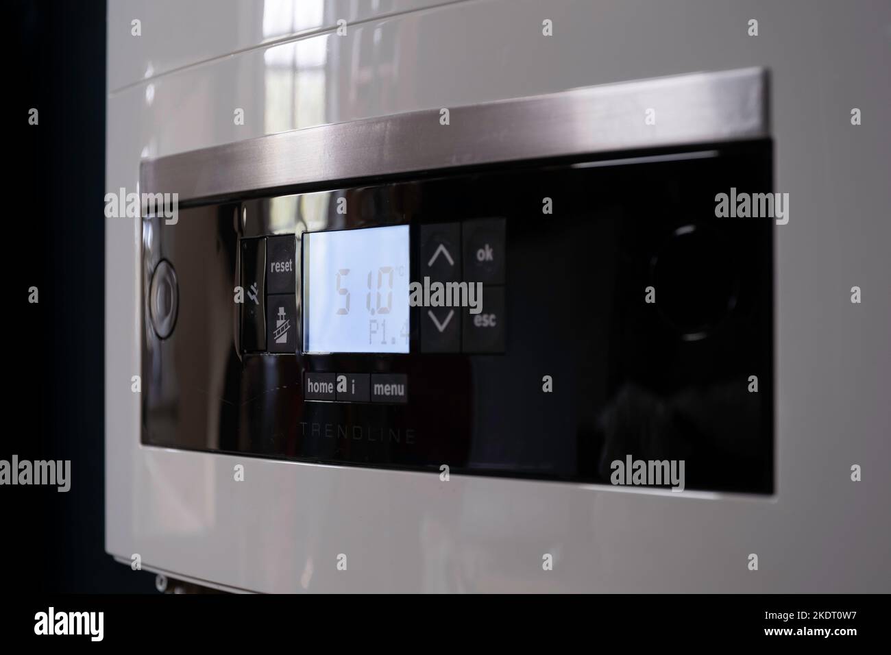 Bedienfeld eines energieeffizienten Gaskessels mit Zentralheizung und Anzeige von Wasserdruck, Temperatur und anderen Einstellungen Stockfoto