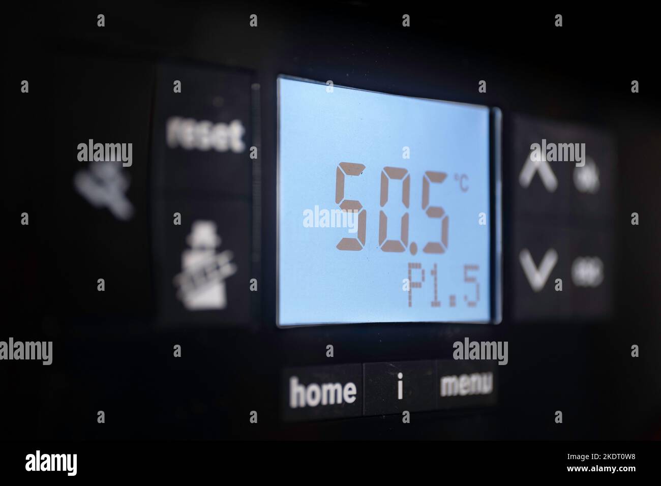 Detail eines Bedienfelds eines energieeffizienten Gas-Heizkessels mit Anzeige von Wasserdruck, Temperatur und anderen Einstellungen Stockfoto