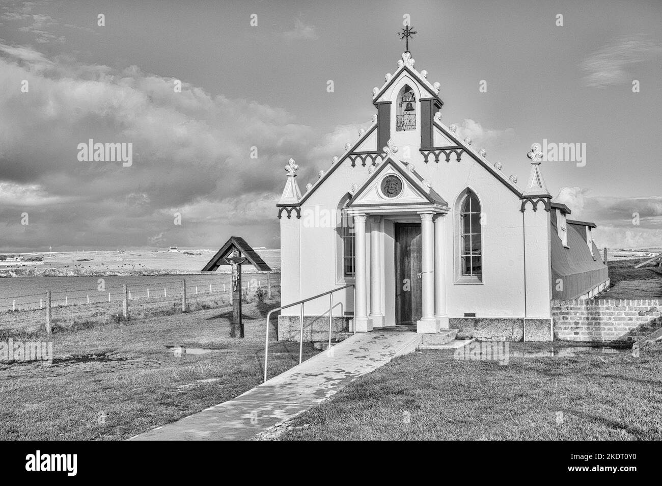 Das Bild zeigt die italienische Kapelle in der Nähe von Kirkwall im Orkney's. Die Kapelle wurde von italienischen Kriegsgefangenen während des Zweiten Weltkriegs erbaut. Stockfoto