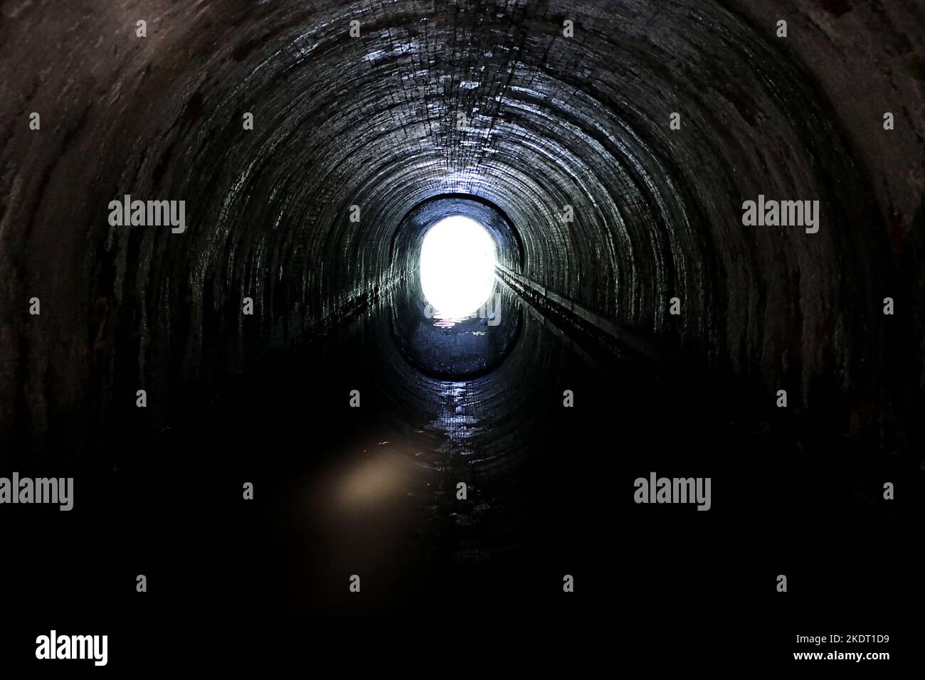 Durch den Netherton Tunnel. Sehr langer Tunnel Stockfoto