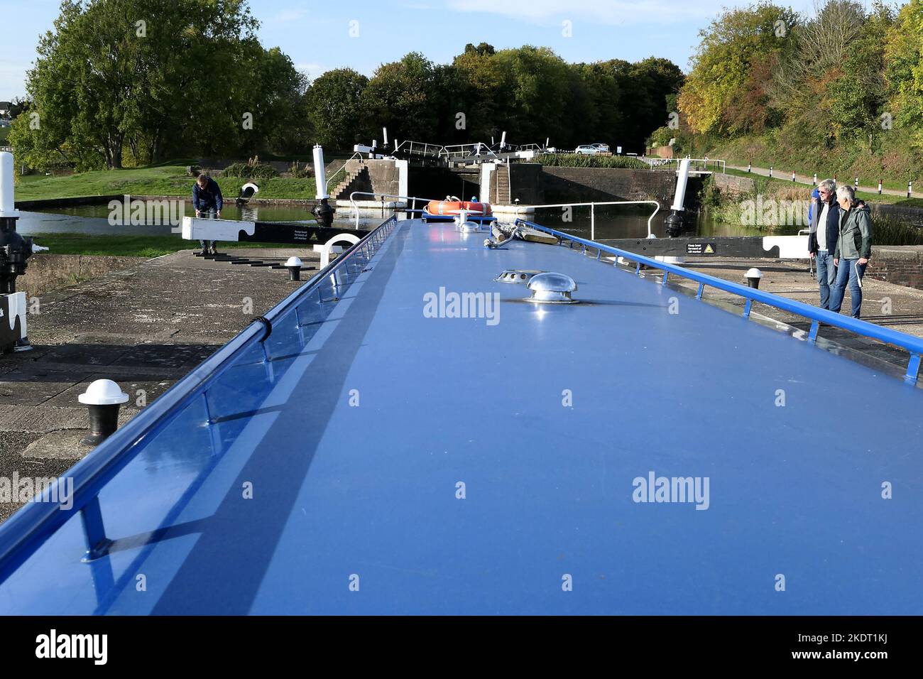 Ein enges Boot, das durch die Schleusen von Knowle fährt Stockfoto