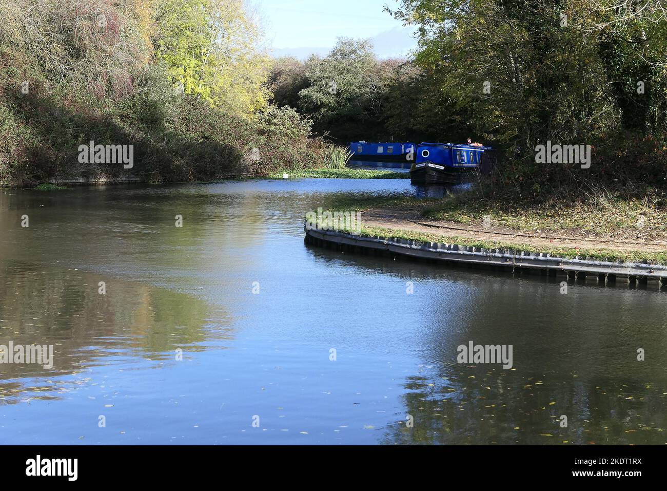 Schmales Boot auf Kanal in der Nähe von Alvechurch Stockfoto
