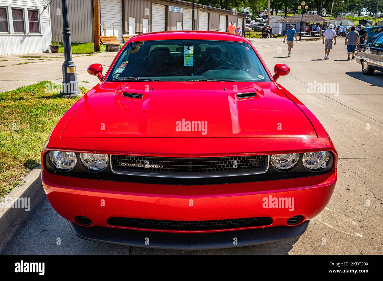 Des Moines, IA - 02. Juli 2022: Hochperspektivische Vorderansicht eines Dodge Challenger Coupés aus dem Jahr 2009 auf einer lokalen Automobilausstellung. Stockfoto