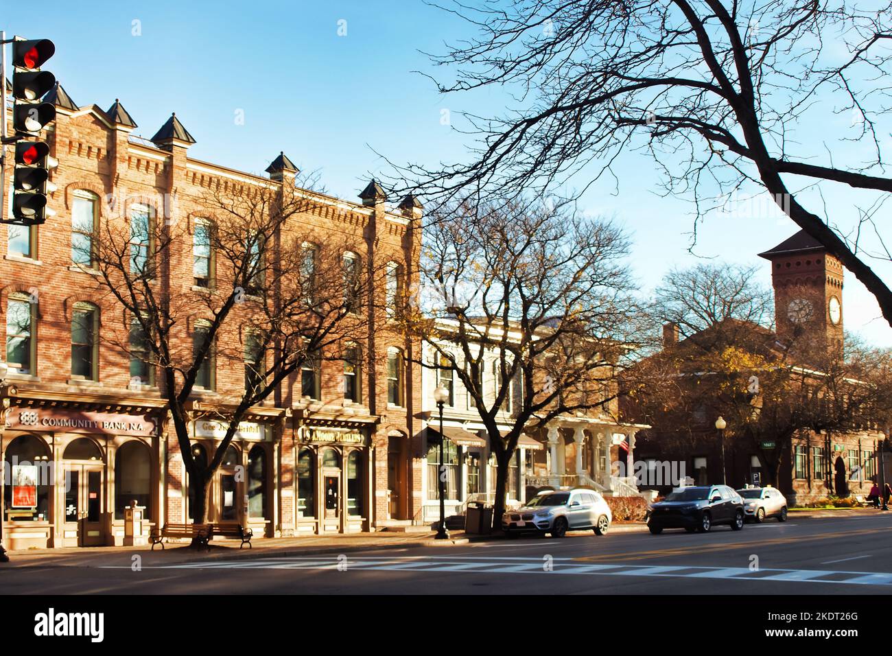 Skaneateles, New York, USA. 4. November 2022. Genießen Sie den Blick auf die Genesee Street in der malerischen Kleinstadt Skaneateles, New York, in einem wunderschönen Herbst Stockfoto