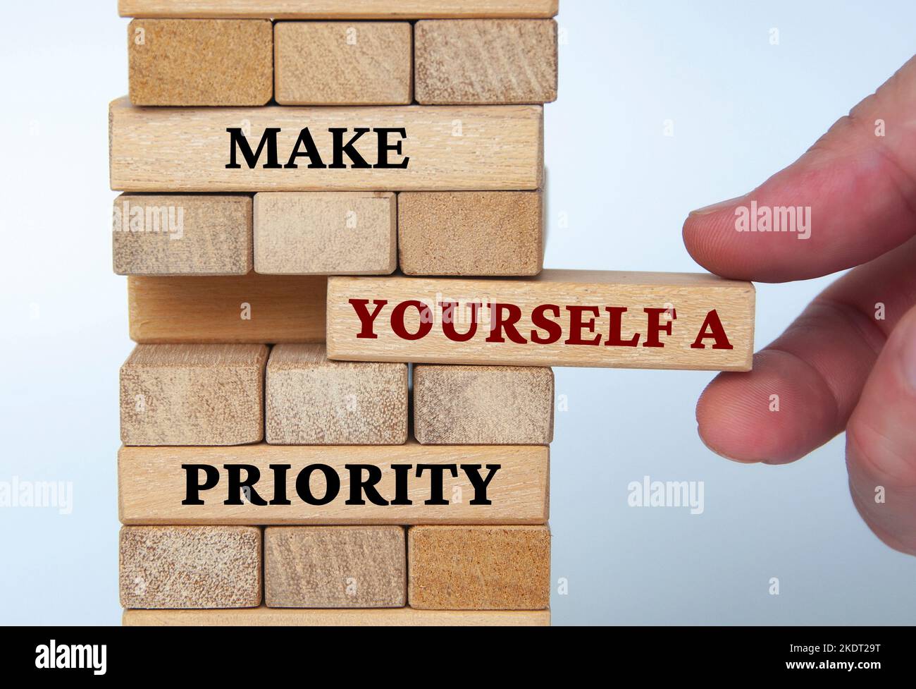 Machen Sie sich einen vorrangigen Text auf Holzblöcken. Motivations- und Inspirationskonzept. Stockfoto