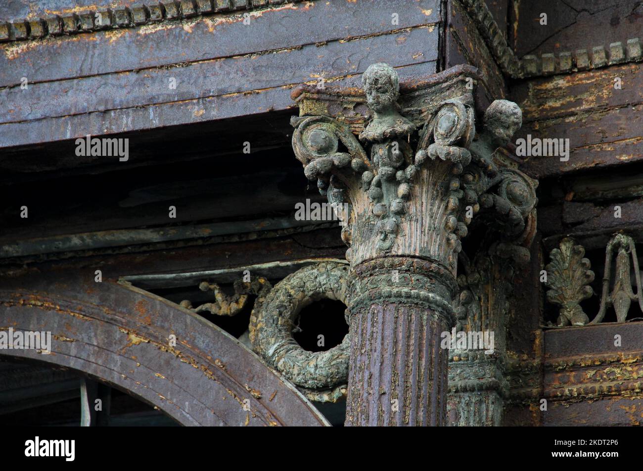 Verwitterte geschnitzte Stützsäule eines zerstörten Gebäudes Stockfoto