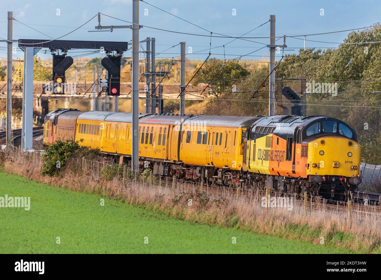 Ein Paar englischer elektrischer Typ 3, die einen Network Rail-Testzug in Richtung Carlisle im Ober- und Heckmodus ausführen. Der linke ist Jonty Jarvis. Stockfoto