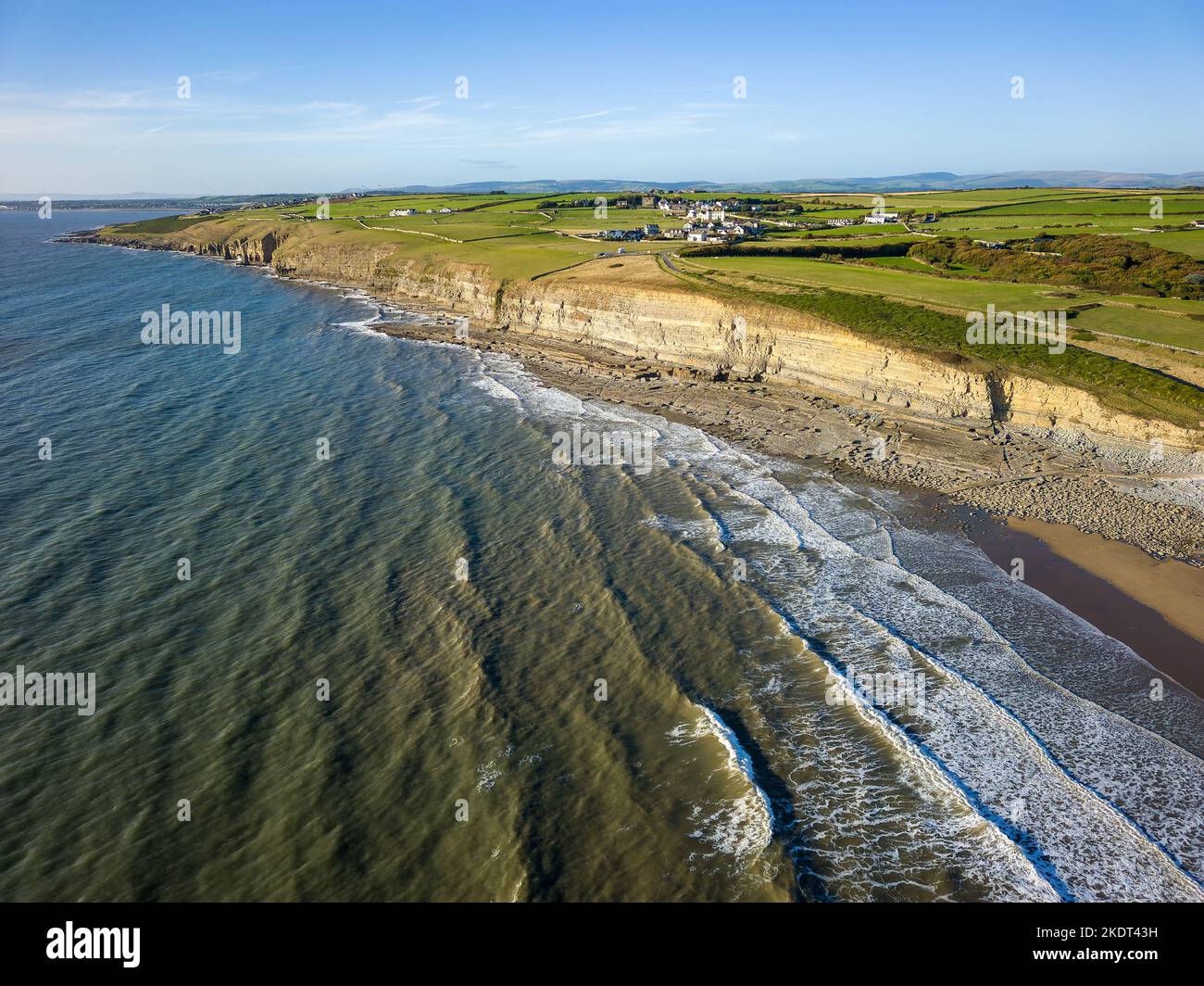 Luftaufnahme der Kalksteinfelsen und des Strandes bei Southerndown und Dunraven Bay in Glamorgan, Wales Stockfoto
