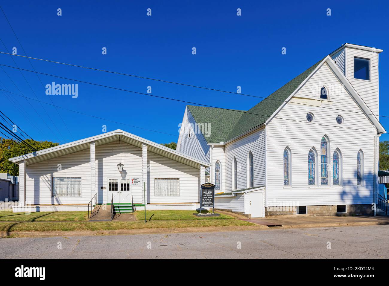 Sonnige Außenansicht der ersten christlichen Kirche in Arkansas Stockfoto
