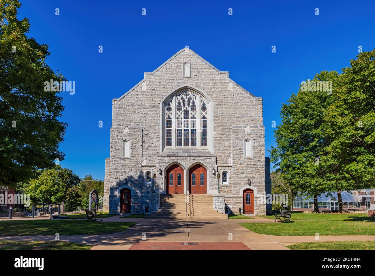 Sonnige Außenansicht der Raymond Munger Memorial Chapel der University of the Ozarks in Arkansas Stockfoto