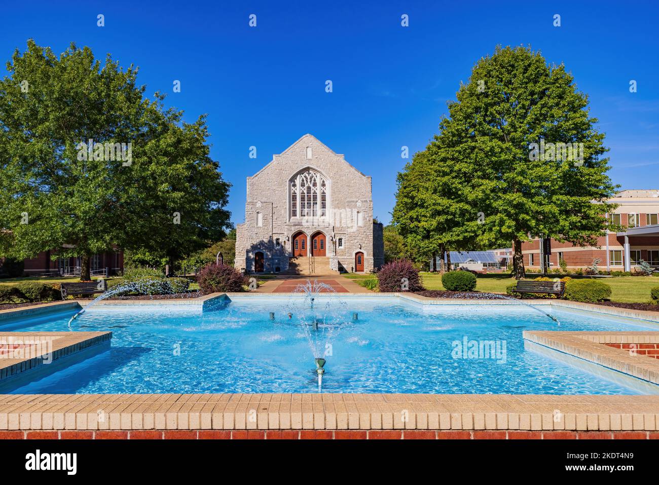 Sonnige Außenansicht der Raymond Munger Memorial Chapel der University of the Ozarks in Arkansas Stockfoto