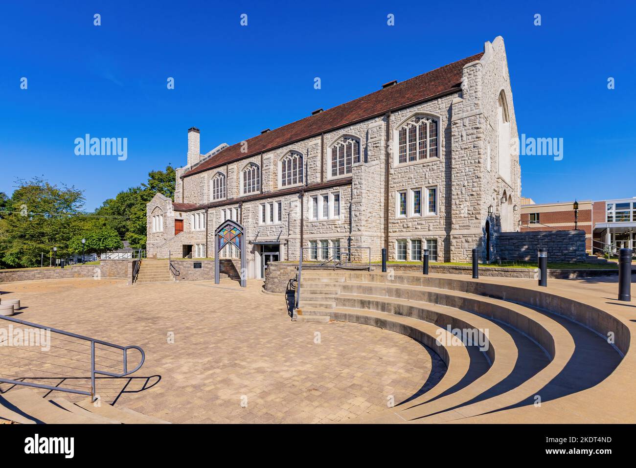 Sonnige Außenansicht der Raymond Munger Memorial Chapel der University of the Ozarks in Arkansas Stockfoto