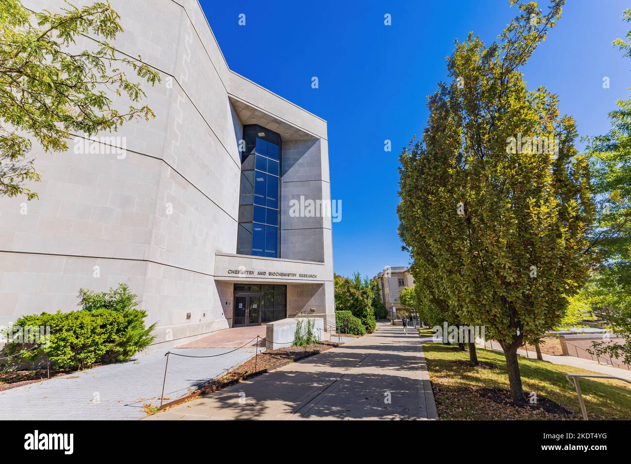 Sonnige Außenansicht des Chemie- und Biochemie-Forschungsgebäudes der University of Arkansas in Arkansas Stockfoto