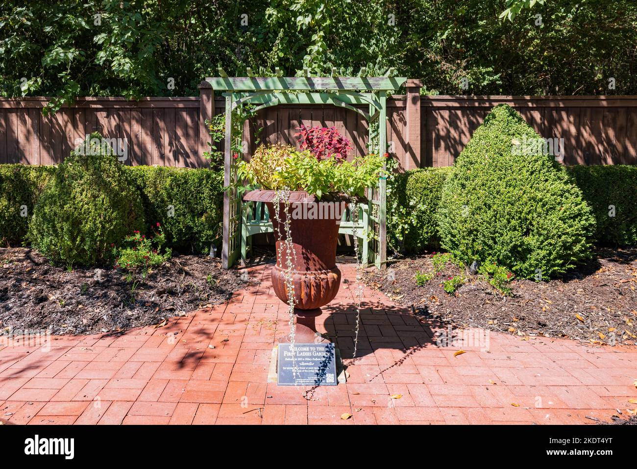 Sonnige Außenansicht des Gartens des Clinton House Museum in Arkansas Stockfoto
