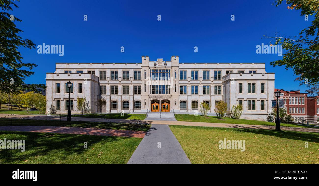 Sonnige Außenansicht des Campus der University of Arkansas in Arkansas Stockfoto