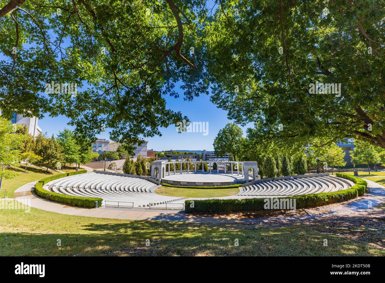 Sonnige Außenansicht des Chi Omega Greek Theatre der University of Arkansas in Arkansas Stockfoto