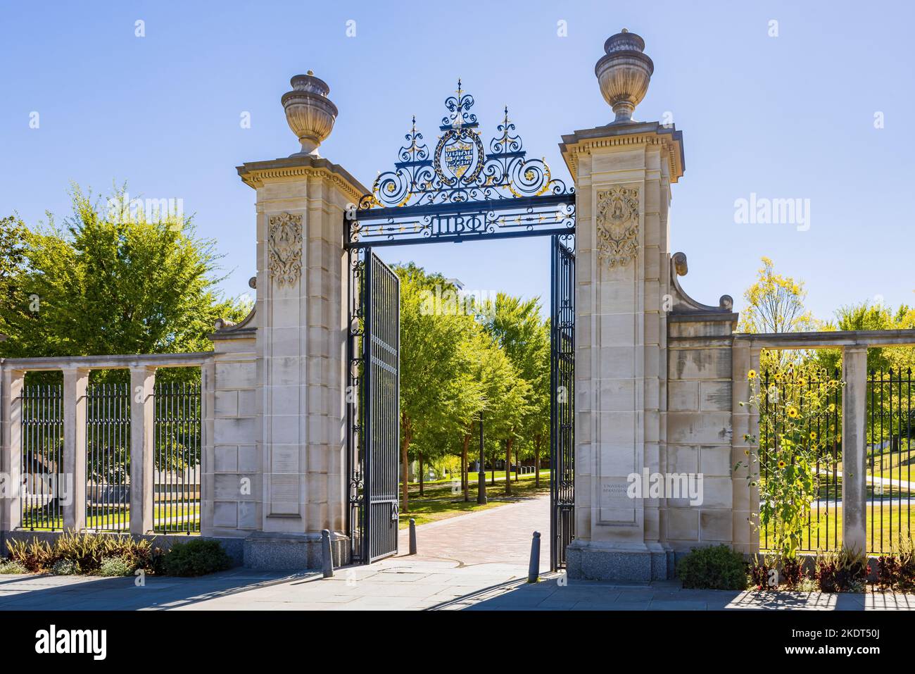 Sonnige Außenansicht des Tores der University of Arkansas in Arkansas Stockfoto
