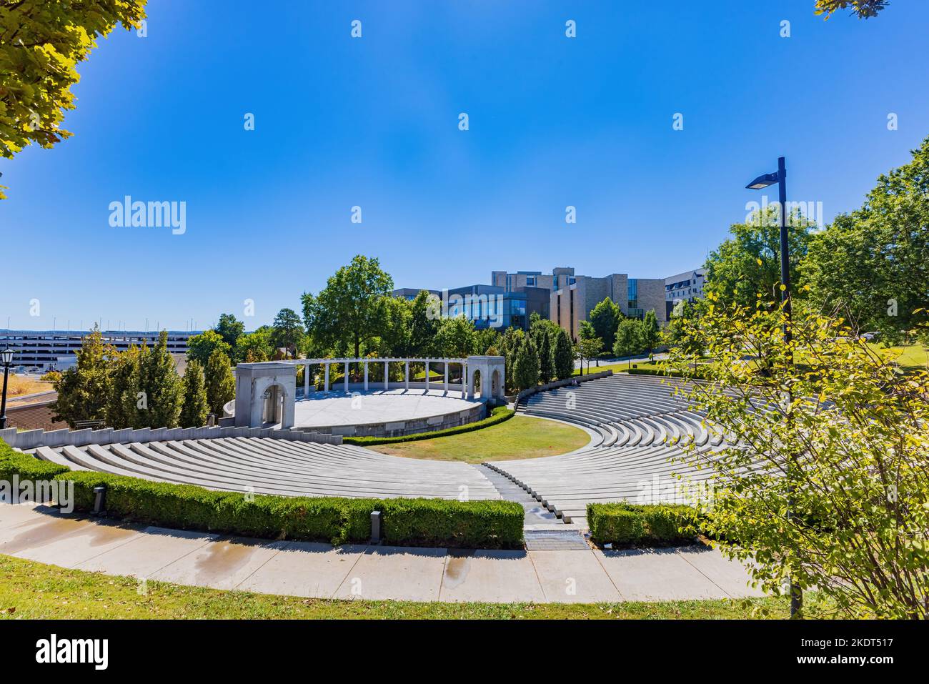 Sonnige Außenansicht des Chi Omega Greek Theatre der University of Arkansas in Arkansas Stockfoto