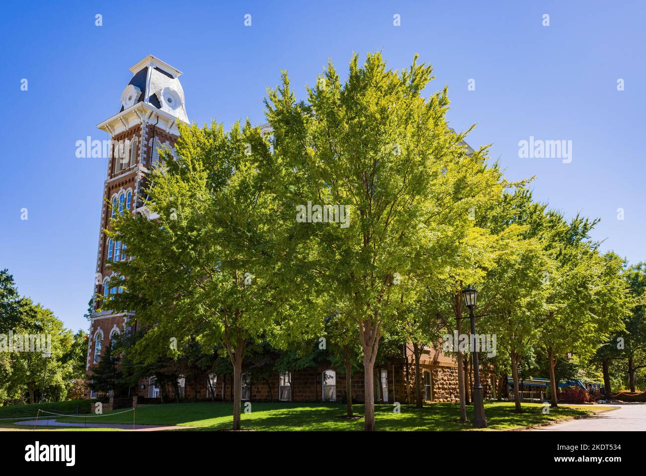 Sonnige Außenansicht des Old Main der University of Arkansas in Arkansas Stockfoto