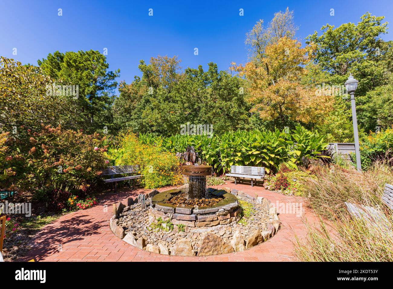 Sonnige Außenansicht des Botanischen Gartens der Ozarks in Arkansas Stockfoto