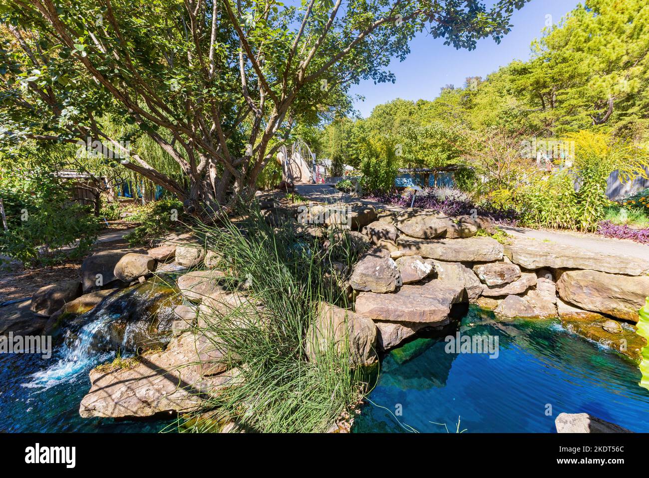 Sonnige Außenansicht des Botanischen Gartens der Ozarks in Arkansas Stockfoto