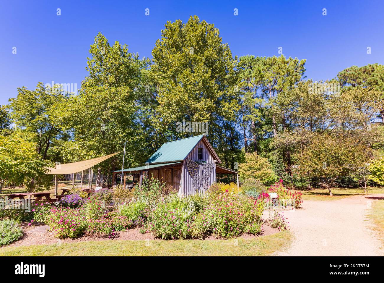 Sonnige Außenansicht des Botanischen Gartens der Ozarks in Arkansas Stockfoto