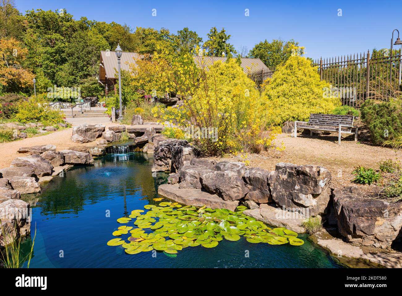 Sonnige Außenansicht des Botanischen Gartens der Ozarks in Arkansas Stockfoto