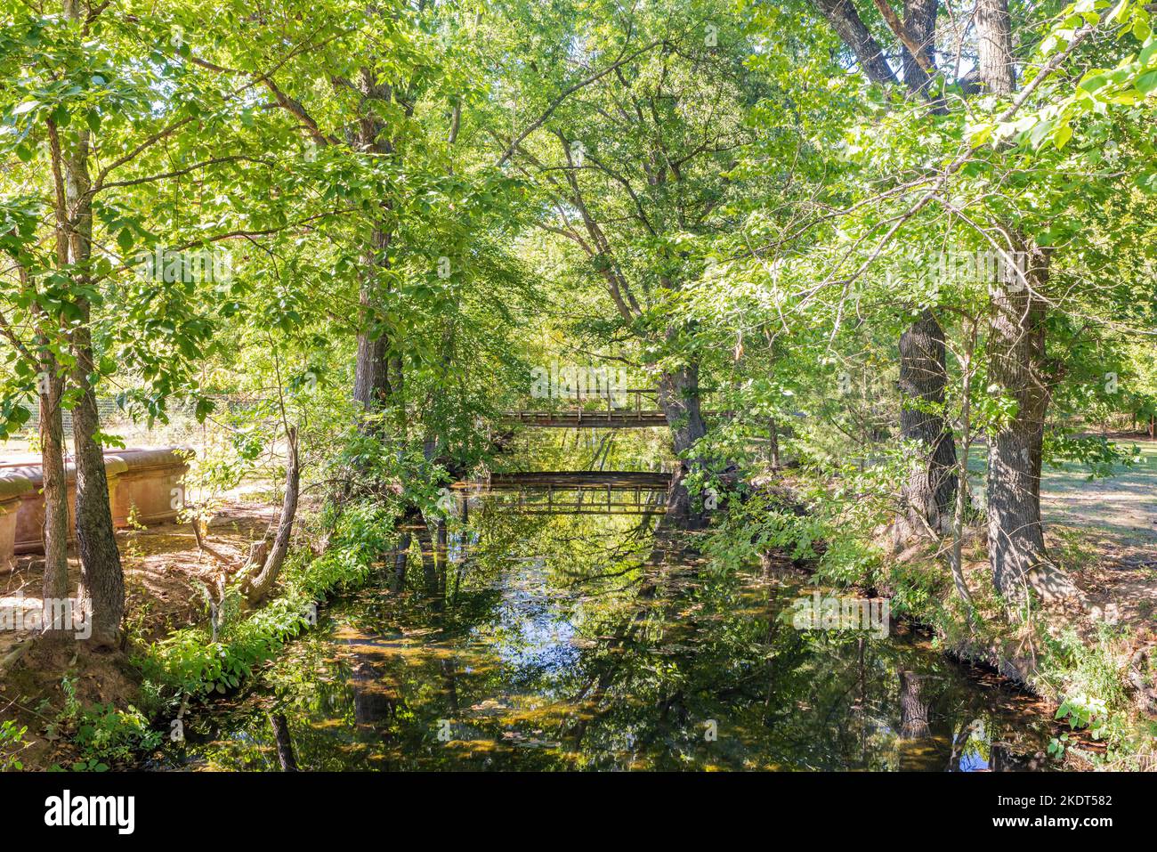 Sonnige Außenansicht des Botanischen Gartens der Ozarks in Arkansas Stockfoto