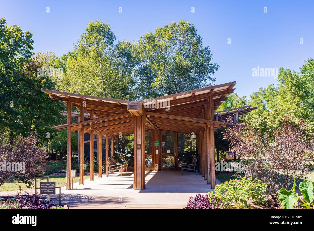 Sonnige Außenansicht des Botanischen Gartens der Ozarks in Arkansas Stockfoto