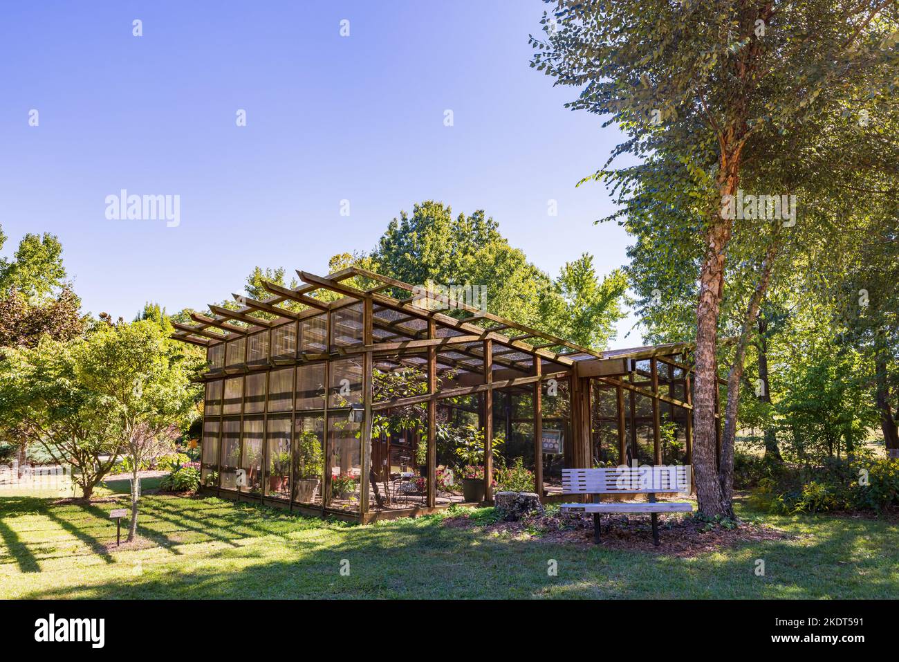 Sonnige Außenansicht des Botanischen Gartens der Ozarks in Arkansas Stockfoto