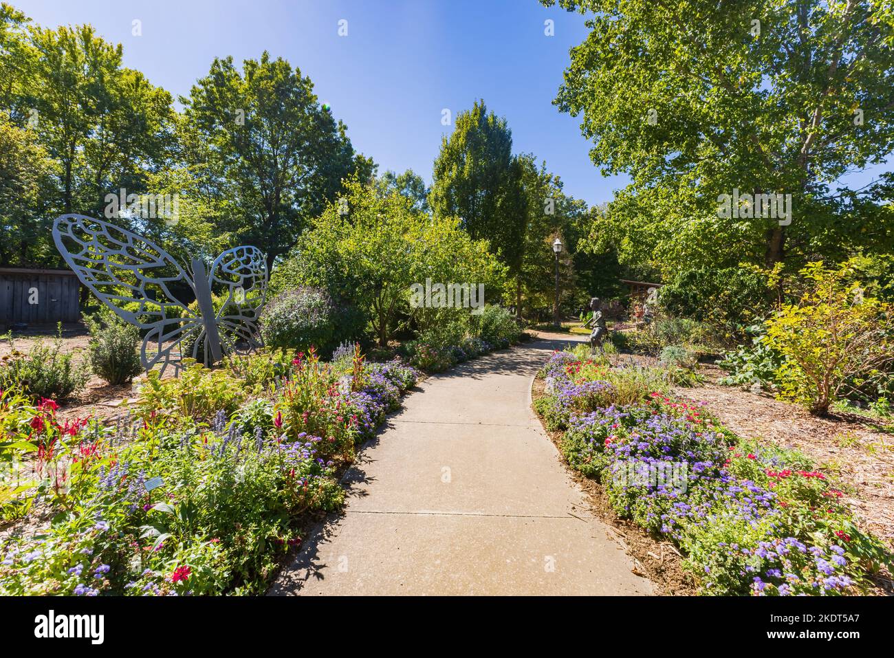 Sonnige Außenansicht des Botanischen Gartens der Ozarks in Arkansas Stockfoto