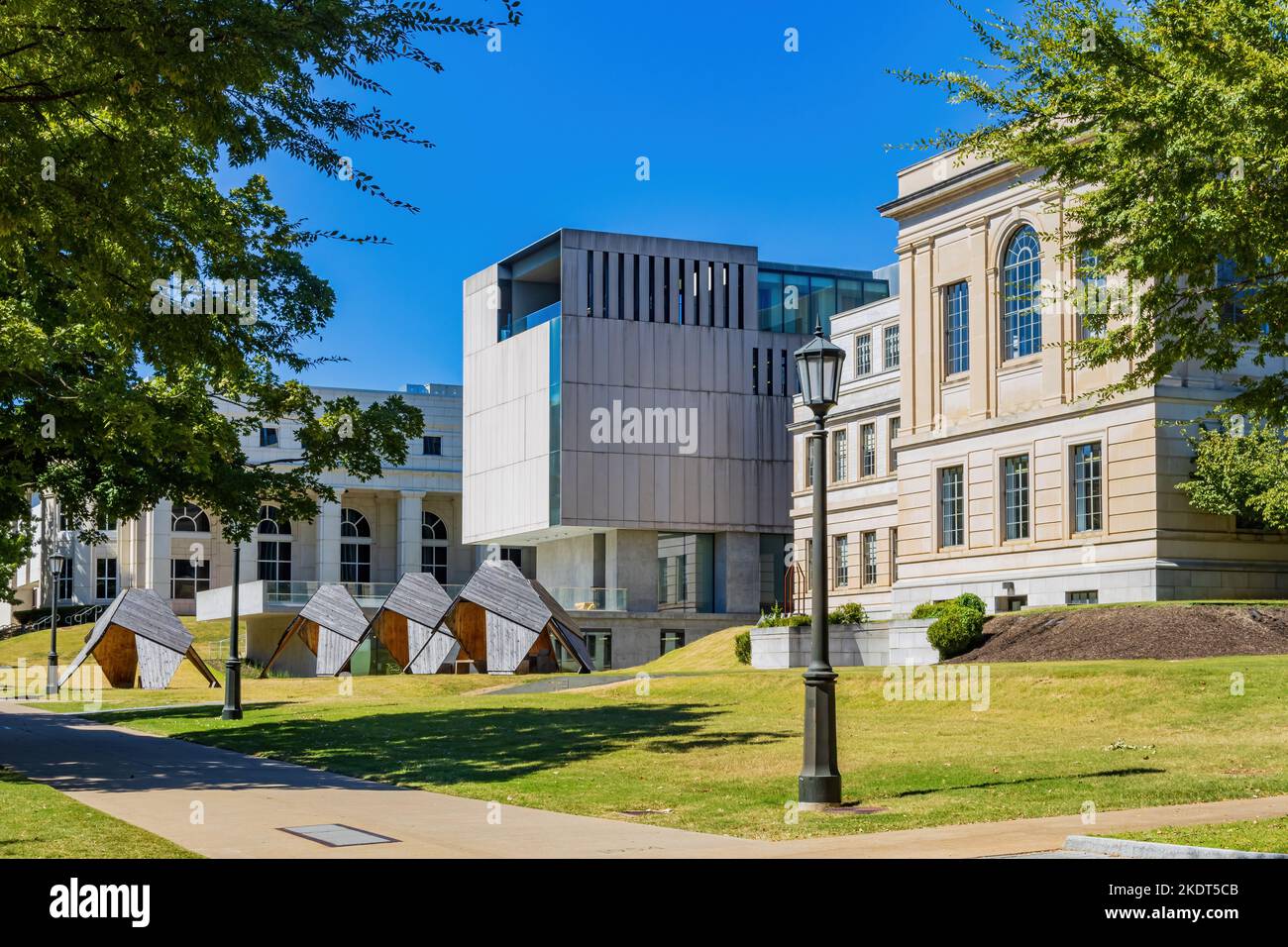 Sonnige Außenansicht des Campus der University of Arkansas in Arkansas Stockfoto