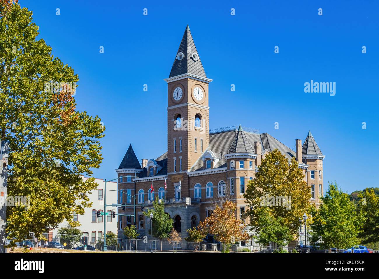 Sonnige Außenansicht des historischen Washington County Courthouse in Arkansas Stockfoto