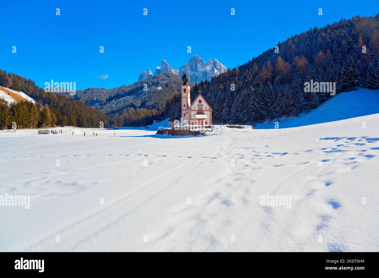 Winteransicht der St. Johann Kirche in Ranui mit Puez-Geisler Dolomiten, Villnoss Villnösser Tal, Südtirol, Italien Stockfoto