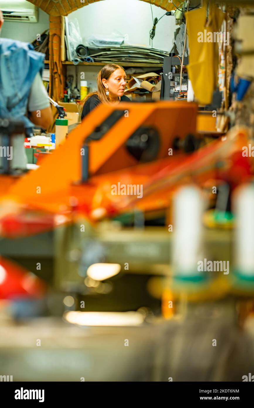 Interieur von Leder-Werkstatt in Rom Stockfoto