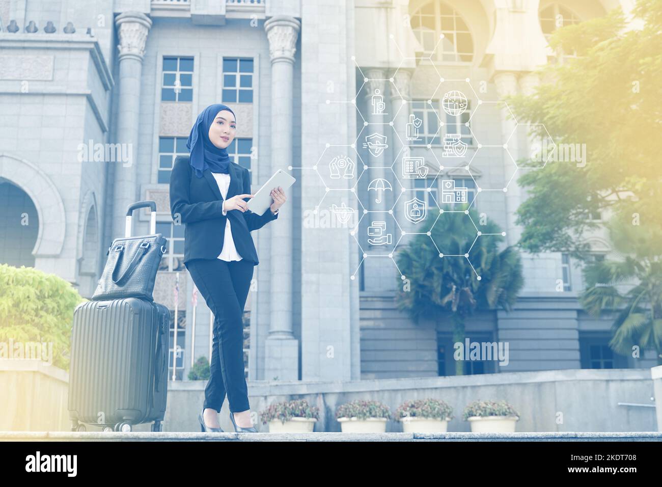 Geschäftsfrau mit Gepäck und Tablet mit Reiseversicherungs-Symbol. Reiseversicherungskonzept Stockfoto Geschäftsfrau mit Gepäck und Tablet mit Reiseversicherungs-Symbol. Reiseversicherungskonzept Stockfoto