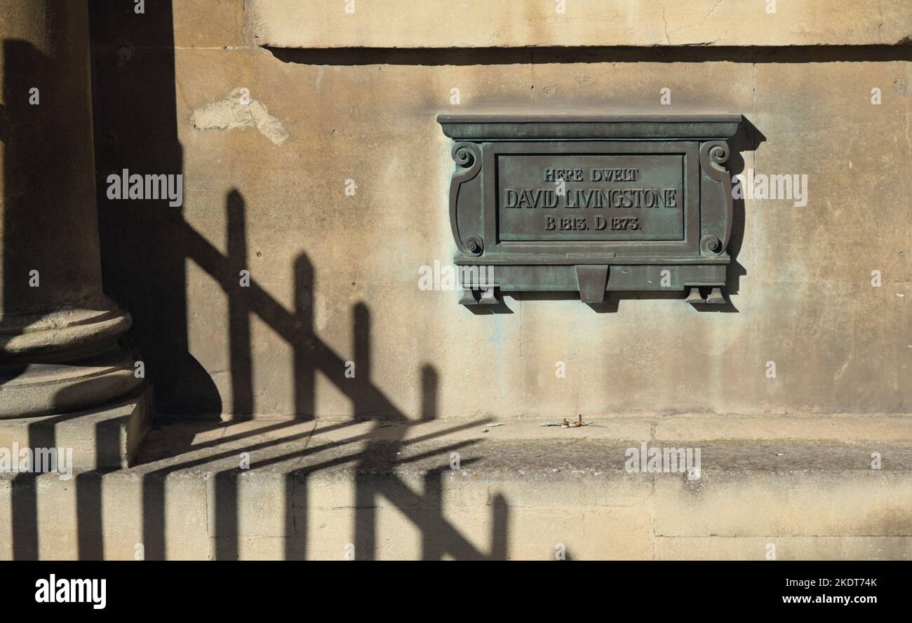Schatten der Eisenbahn und Bronze-Plakette, die bezeugt, wo David Livingstone in Bath an der Seite Eines georgischen Stadthauses im Circus in Großbritannien lebte Stockfoto