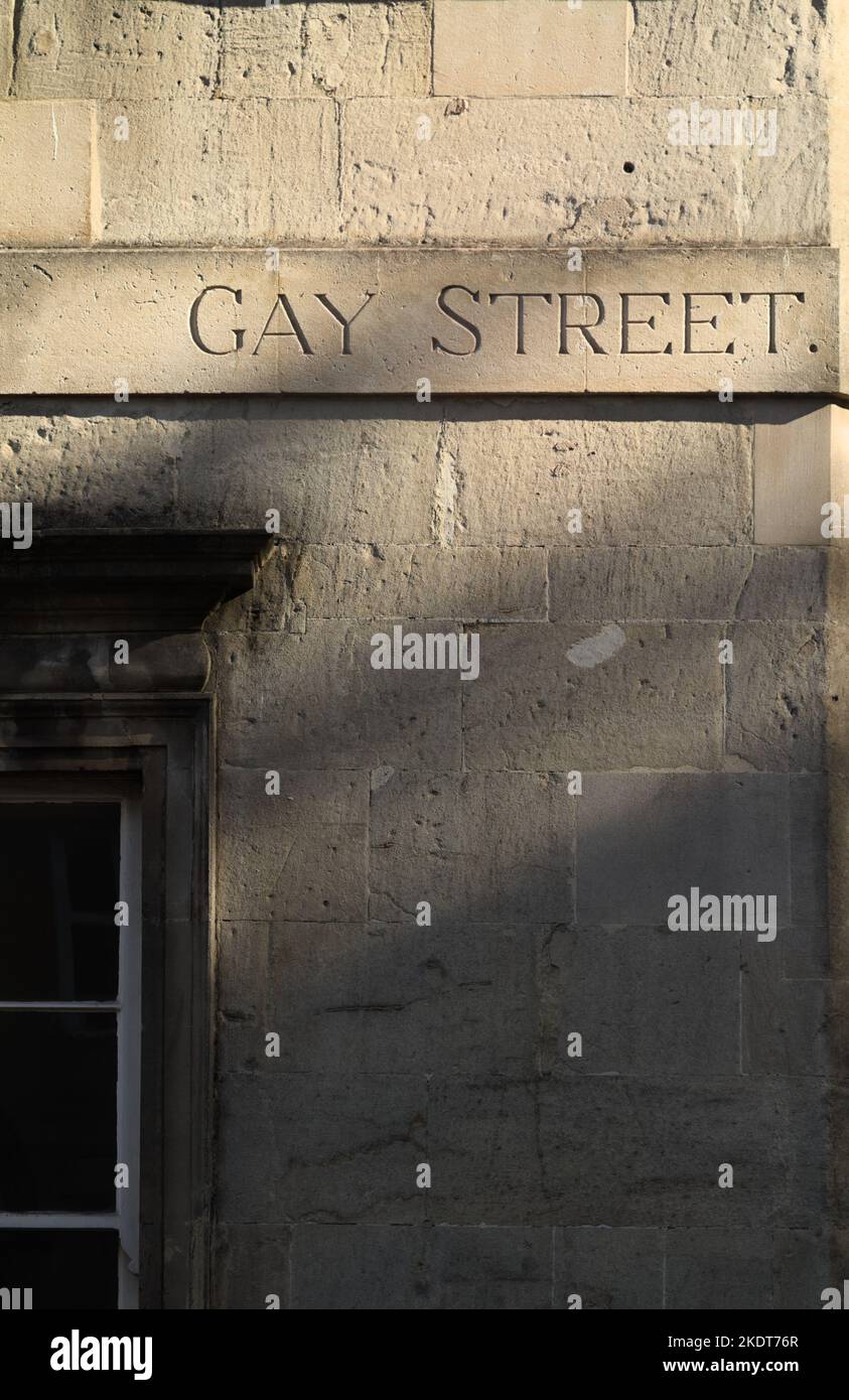 Beschriftete, geschnitzte, geformte Gay Street Street Schild AN der Seite Eines georgischen Stadthauses, Bath UK Stockfoto