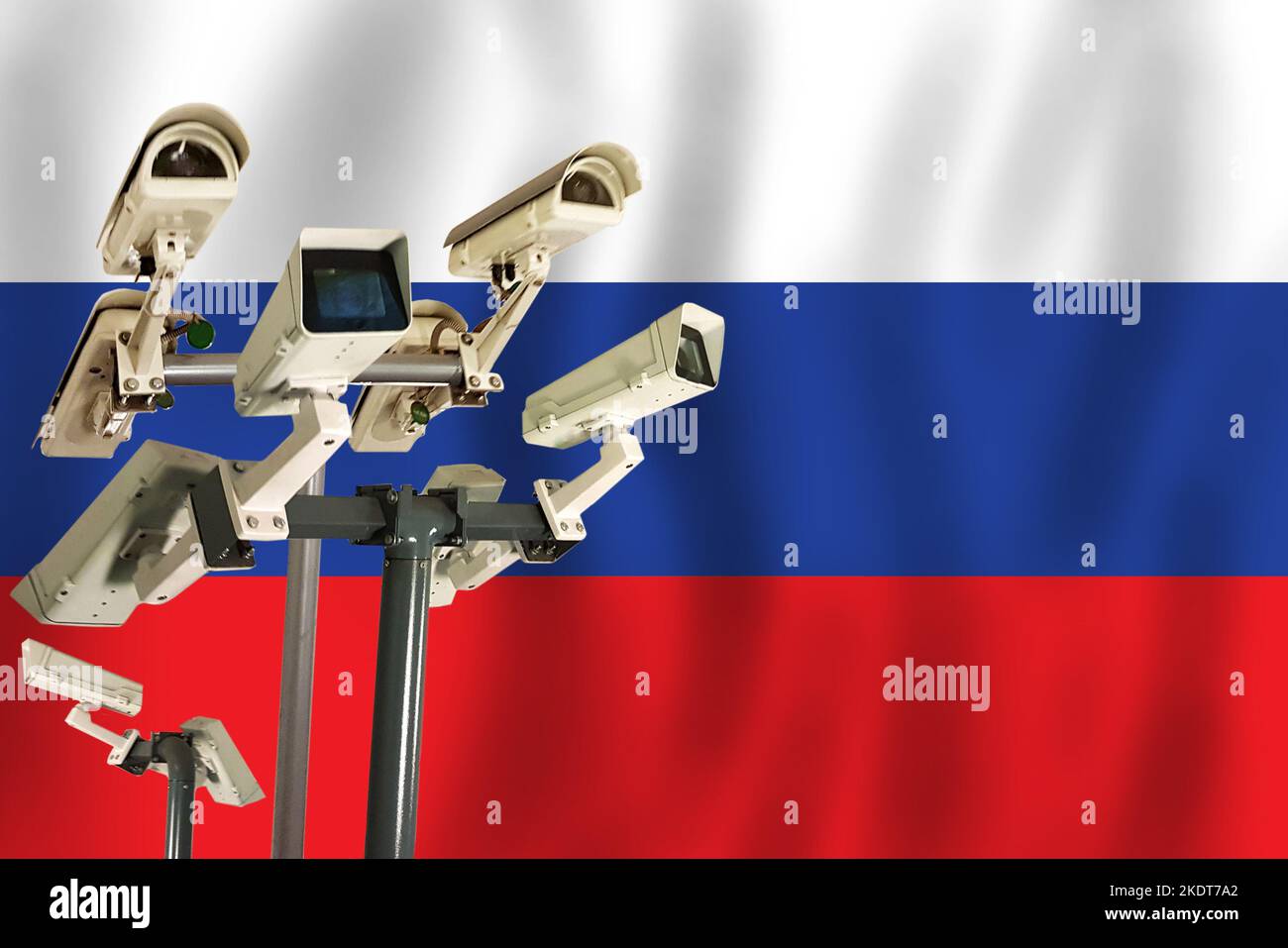 Russische CCTV-Kamera auf der Flagge der Russischen. Konzept für Überwachung, Sicherheit, Kontrolle und Totalitarismus Stockfoto