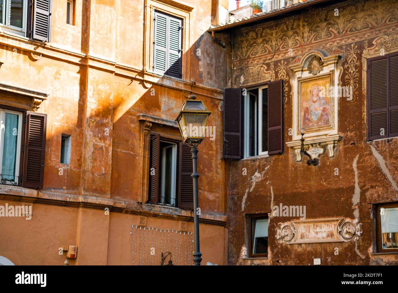 Ruhige Straße im Zentrum von Rom, Italien Stockfoto