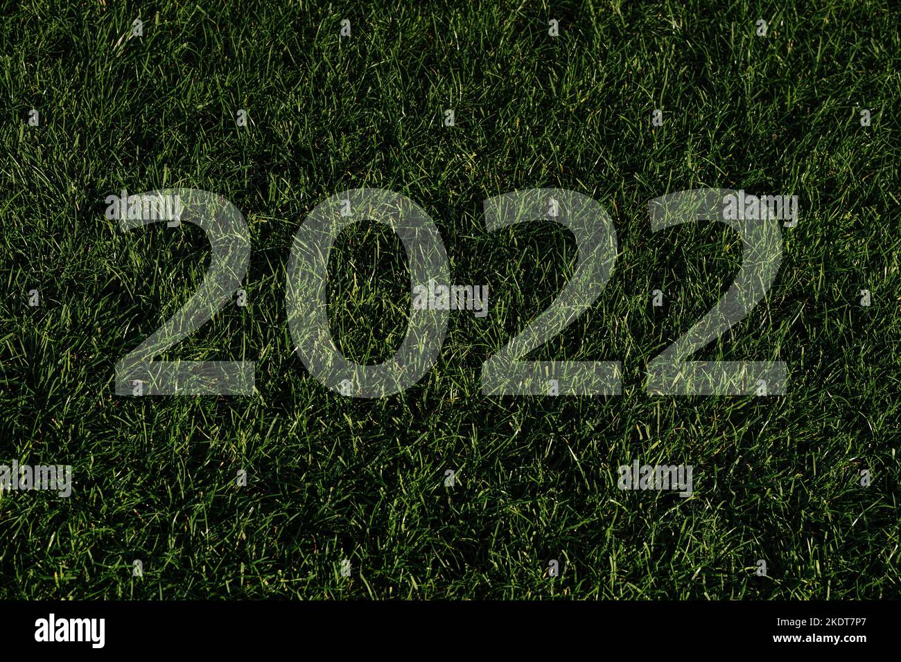 Hintergrund grünes Gras Fußballfeld mit Zahlen 2022 Stockfoto