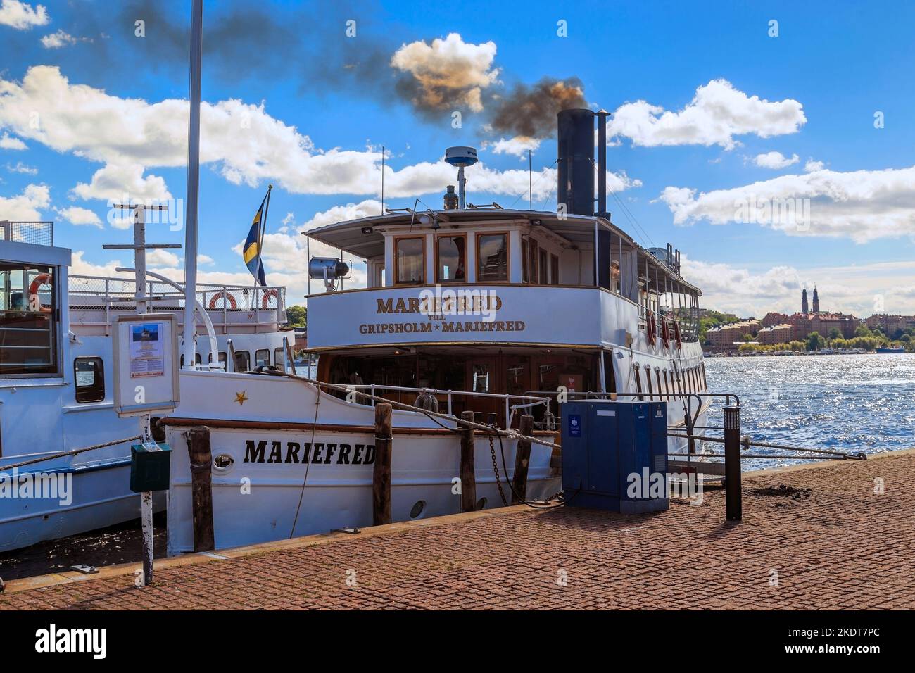 STOCKHOLM, SCHWEDEN - 27. JUNI 2016: Es ist ein alter Flussdampfer 'Mariefred' zum Stadtpier, um am See Malaren entlang zu spazieren. Stockfoto STOCKHOLM, SCHWEDEN - 27. JUNI 2016: Es ist ein alter Flussdampfer 'Mariefred' zum Stadtpier, um am See Malaren entlang zu spazieren. Stockfoto