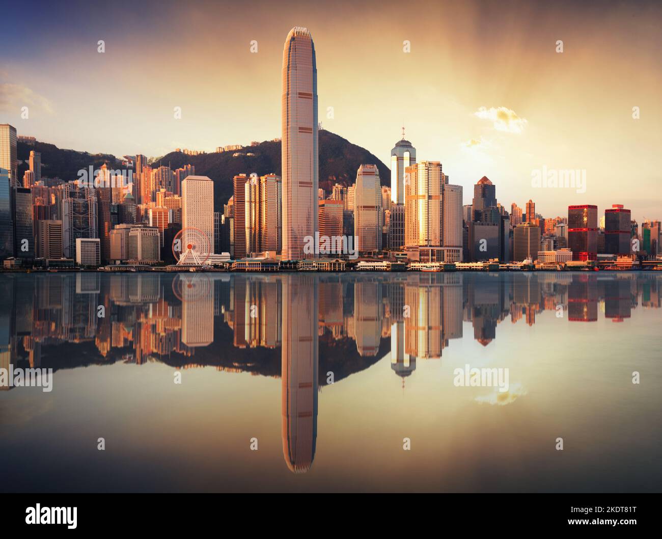 Skyline von Hongkong bei Sonnenaufgang von kowloon Side, Victoria-Hafen Stockfoto
