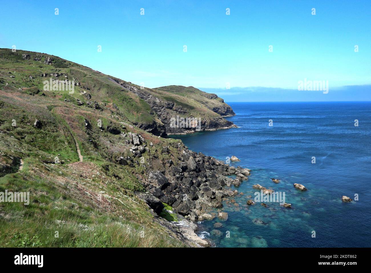 Der South West Coast Path zwischen Port Quint und Port Isaac an der North Cornwall Coast. Stockfoto