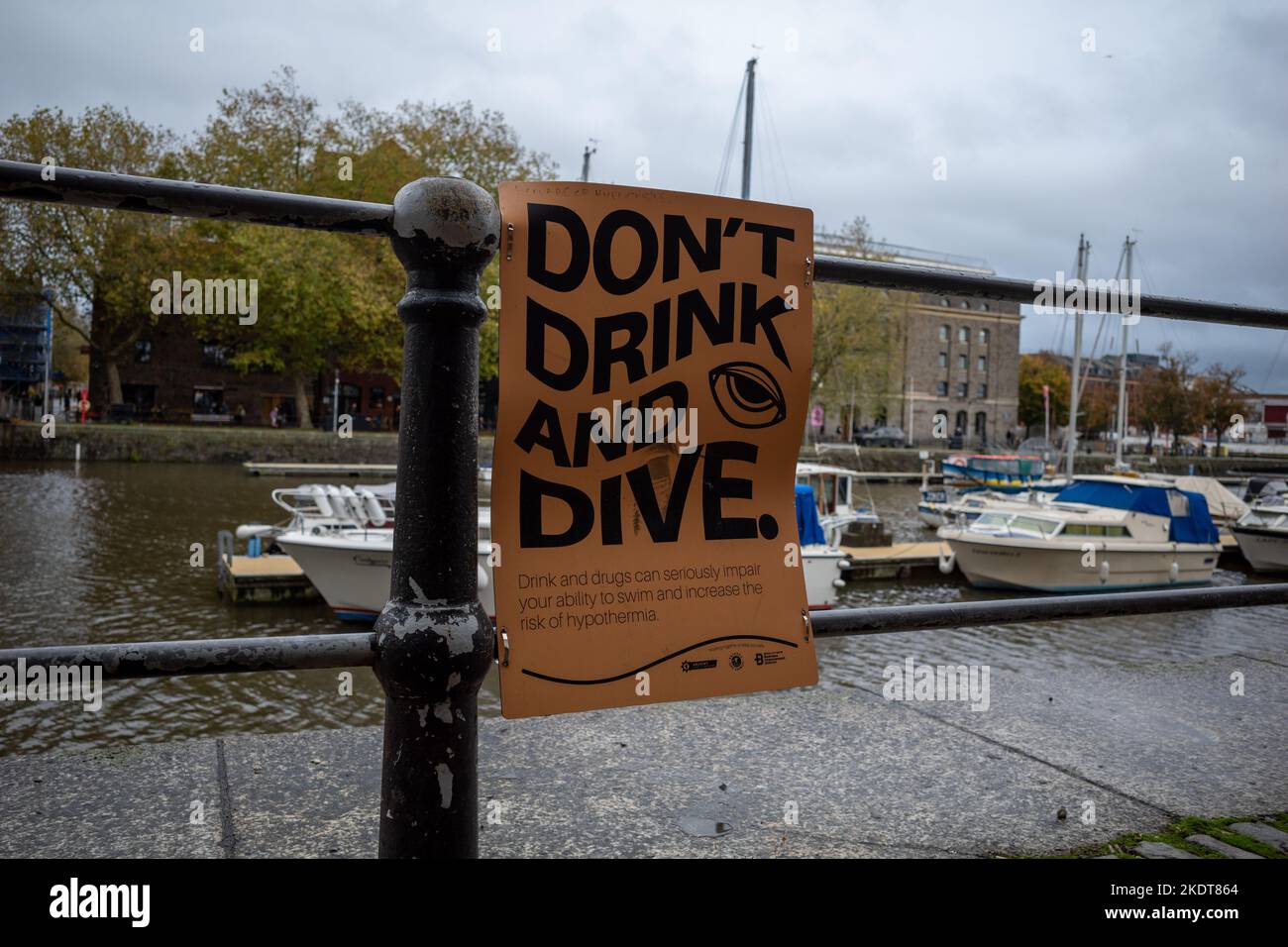 Schild „Don't Drink and Dive“ am Ufer von Bristol Stockfoto