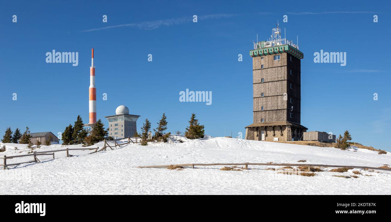 Brocken, Deutschland - 12. März 2022: Gipfel Des Brockens Im Harz Mit Schnee Im Winter Panorama Auf Brocken, Deutschland. Stockfoto